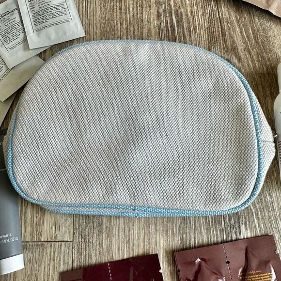 Fresh cosmetic bag with hair samples - Picture 7 of 8